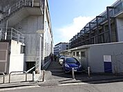 大学「神奈川大学体育館側入り口まで1300m」