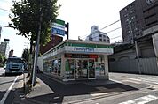 コンビニ「ファミリーマートまで180m」