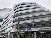 ショッピング施設「ＧＲＡＮＤ　ＳＨＩＰまで650m」