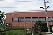 多摩市立総合体育館（898m）