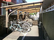 屋根付きの駐輪場があります