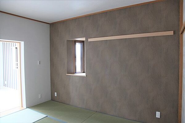 壁紙が和室の雰囲気を掻き立ててくれます。