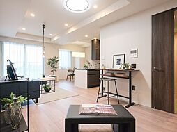 東向きなので、午前中から穏やかな陽光に包まれるお部屋です。心地よい時間が流れ、明日への活力を養うことができる居心地の良いお部屋です。