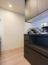 キッチン背面には収納豊富なカップボードがあります。キッチンと同じデザインなのでお部屋に統一感が生まれます。