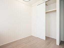洋室3にもクローゼットを設けました。お手持ちの洋服やお荷物を気軽に収納できるので、お部屋をすっきりと保てますね。