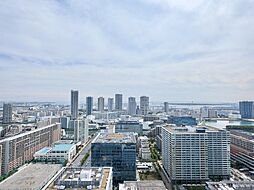 バルコニーからの眺望です。遠くまで青々と広がる大空や、心休まる水辺の景色を一望でき、忙しい日々を忘れさせてくれるような時間が流れます。