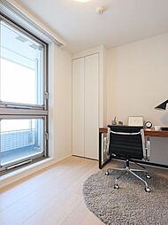約5.0帖の洋室2です。テレワークや読書など落ち着いた時間を過ごすのにもぴったりです。シンプルで洗練された佇まいを感じさせるお部屋です。