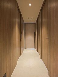 廊下は木目調が美しい建具を使用することで趣のある空間となっており、居室の雰囲気とのコントラストを楽しむことができます。温かみを感じながら日常を送ることが可能です。