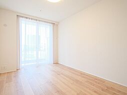 洋室1は約7.0帖の広さがあり、リビングから一番遠くプライベート性の高いお部屋です。凹凸の少ないシンプルな内装のため、お好きなインテリアが設置しやすくなっております。