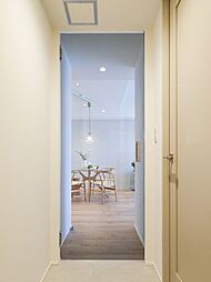 LDKに続く扉はフルハイトドアを採用いたしました。ドアの高さが天井まであり、室内の空間をより広く明るく見せてくれます。