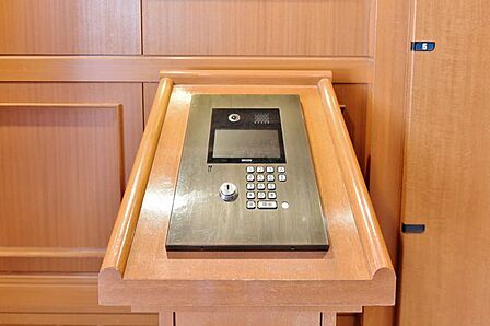 居住者以外の侵入を拒み、不審者や不要なセールスを撃退することができます。安心感を得られるのも大きなポイントです。