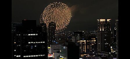 夏には大阪の夏のシンボルである、淀川花火大会をご自宅から間近で楽しむことができます。夏の夜空を彩る大迫力の花火を堪能できます。(天候による、2025年10月18日撮影)