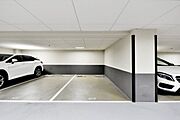 屋内平面駐車場専用使用権付です（月額15000円必要）。屋内ですので、お車も傷みにくく、雨の日の乗り降りなどもしやすいので非常に便利です。