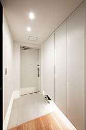住まいの顔となる玄関は、ホワイトを基調にした爽やかで心地よい空間です。大容量のシューズボックス付きで、常にスッキリと整った暮らしを実現できます。