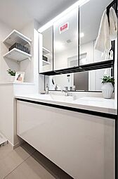 身支度の時間をも快適に彩る、美しく空間に溶け込む洗面化粧台です。ミドルミラー付きなので背の低いお子様も鏡を見ながら歯磨きができます。