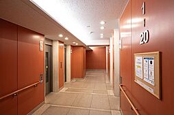 共用部にはエレベーターが二基完備されているので、マンション内の移動も快適です。共用部は清潔に保たれ、住まう方が気持ち良く暮らせるよう管理が行き届いています。