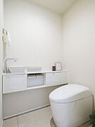 シンプルで安らぎが宿るレストルームです。タンクレストイレやスティックリモコンでスタイリッシュな空間を演出します。