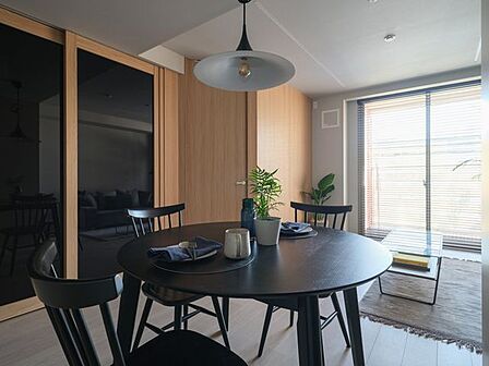住み続けるほどに味わいが深まり、穏やかな時間が流れる住空間を設計しました。こだわりを重ねた内装が、気品溢れる雰囲気を演出します。