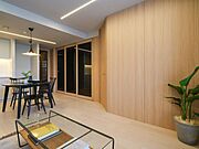 自然感を活かした優しい色合いとゆったりとした抑揚のある建具を採用しました。流行と安らぎの豊かな共存の風合いは、空間に溶け込み、幅広い家具やインテリアと調和します。