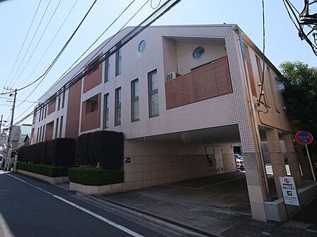 目白四丁目、閑静な住宅街に佇む上質な低層レジデンスです。ビッグターミナル『池袋』駅まで徒歩11分で、利便性良好な立地です。