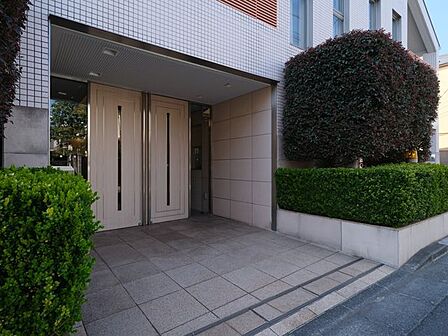 手入れの施された植栽が安らぎの居住空間へ誘うエントランスです。2015年に共用部を大規模修繕工事実施済みで、管理体制良好です。