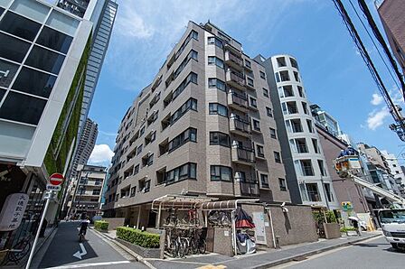 『麻布十番』駅徒歩3分の立地にあり、麻布十番商店街が近く、住環境も良好なマンションです。お部屋は南東角部屋で全部屋南向きのワイドスパン住戸です。