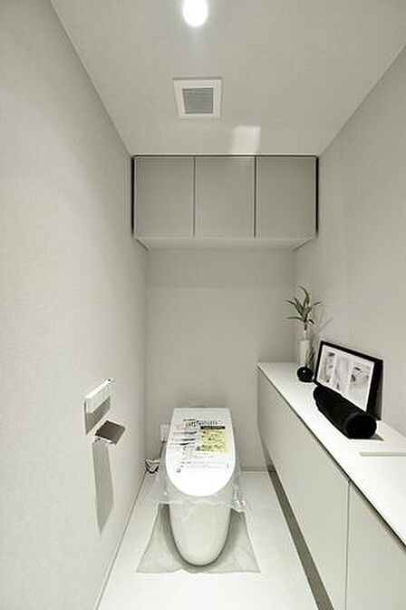 TOTO製ウォシュレット一体型のタンクレストイレを新規設置しました。毎日使用する場所だからこそ、ホワイトで統一したシンプルで清潔感ある空間に仕上げました。吊戸棚設置済みで、小物類の収納に便利です。