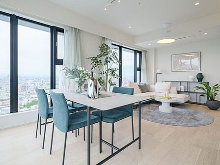 室内には住まう方の暮らしやすさと心地よさを追求したリノベーションを施しました。リビングダイニングには床暖房を敷設し、通年快適な温度への調整が可能です。