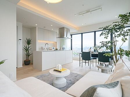 空間に奥行きを生み出す折り上げ天井を採用し、よりリュクスで洗練された居住空間へと演出しています。新規設置したアイランドキッチンもお部屋の雰囲気に溶け込み、一体感のある住まいへと仕上がりました。