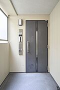 共用部はアルコーブ付きで、外からお部屋の中が見えにくくなっています。プライバシーを守れるので、安心してお住まいいただけます。