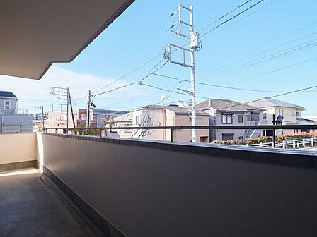 リビングと洋室1に面した、18.45m2のL字型バルコニーです。暮らしに大切な陽光を届けながら、心安らぐ爽やかな風を感じるスペースです。