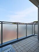 洋室2に隣接したバルコニーです。凛とした空気が流れこみ、穏やかな時間が流れます。