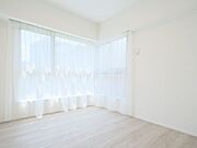 やわらかな光に包まれる洋室1は、穏やかな時間を過ごせるお部屋です。主寝室としても快適にお過ごしいただける空間です。