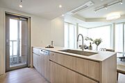 キッチン横手の扉はバルコニーへとつながっているため、換気にも便利です。家事時短にうれしい食器洗浄機・ディスポーザー付き♪