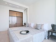 洋室1はリビングから一番遠く、プライベート性が高いお部屋です。毎日が忙しいあなたもほっと一息つける安らぎの空間です。クローゼットの扉は、ライフスタイルをシームレスにするガラス扉を用いました。