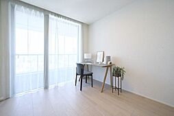 洋室3も他の居室同様、大きな窓からバルコニーへアクセスできます。シンプルな内装はどんな家具にも相性バッチリです。