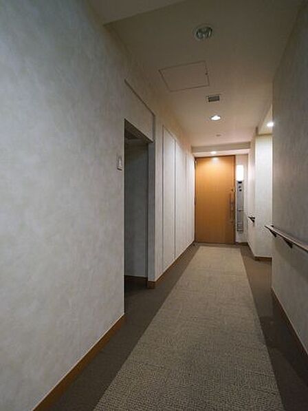 エレベーターを降りてお部屋へと続く廊下は、ホテルライクな内廊下設計です。外気の影響を受けにくく、プライバシーも守られやすいです。