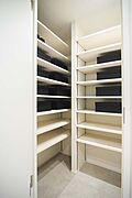 玄関からアクセスできるシューズインクローゼットです。豊富な可動棚付きでシューズはもちろん、アウトドアグッズや雨具なども収納可能です。
