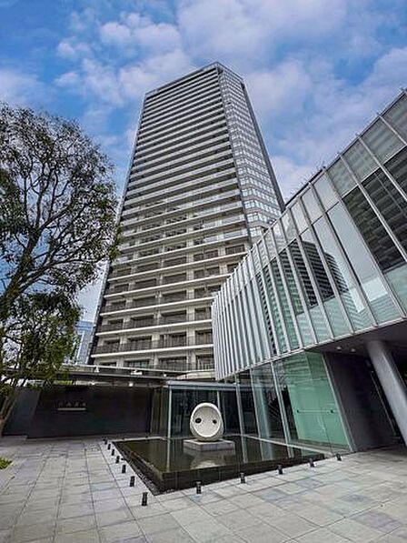 地上30階建ての白を基調にした透明感溢れるフォルムの外観です。空の青さと緑の風景を受けとめるのびやかな佇まいは、いつの時代も輝きを失わない洗練されたタワーマンションです。