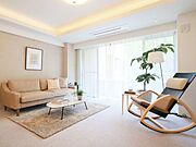 折り上げ天井や天カセエアコンなど、品のある街に調和した上質なリビングダイニングです。柔らかな表情を生む間接照明を採用し、心地よい時間を紡ぎ出す住まいです。
