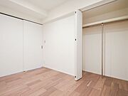 間口の大きなクローゼットを備え付けた洋室3です。住まう方の趣味や感性で飾っていただけるように、シンプルな内装で仕上げました。
