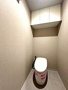 TOTO製ウォシュレット一体型のタンクレストイレを採用しました。手洗いカウンターを設置、毎日使う場所だからこそ、清潔感と使いやすさを考慮しました。吊戸棚がありますので、清掃用品等の収納にも便利です。