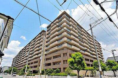 外観：JR二条駅から6分、その他地下鉄や阪急線など3沿線利用可能な便利な立地が魅力的です。平成11年建築、総戸数448戸、近隣には飲食店やコンビニをはじめとする生活施設が揃っており、毎日の生活が充実します。