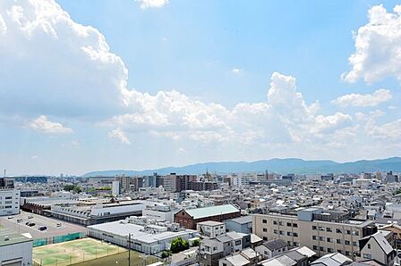 屋上ルーフバルコニーからは前面を遮るもののない開放的な眺望が広がります。京都の夏の夜を彩る、京都市登録無形民俗文化財である五山の送り火(大文字、左大文字、舟形、法)をご自宅から眺めることができます。