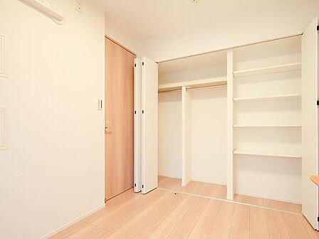 洋室2にはクローゼットと棚を造作しました。お手持ちの衣服などをたっぷり収納し、居室部分は広くお使いいただけます。