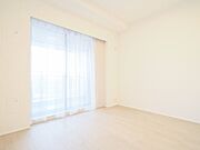 洋室1はウォークインクローゼットが備わった約6.0帖のお部屋です。居室部分を広々とお使いいただけるので、主寝室にもぴったりです。