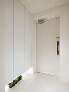 フットライトからのびる光が足元を優しく包み込む気品溢れる玄関です。玄関の照明は人感センサーなので、帰宅時に暗闇の中手探りでスイッチを探す必要がなく、いつでも明るい空間が出迎えてくれます。