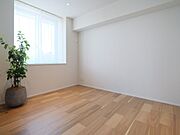 洋室1は約8.7帖の広々としたお部屋です。南西向きの窓から温かな光が入り、のびやかにプライべート時間を満喫できそうです。
