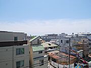 バルコニーからの眺望は、目の前に高い建物がなく開けた青空を仰げます。都心の刺激を間近にしつつ、めいっぱいリフレッシュできる大切な空間です。