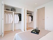 洋室1には間口の広いクローゼットがあるので、お手持ちの衣服などをたっぷり収納でき、居室部分を広々とお使いいただけます。